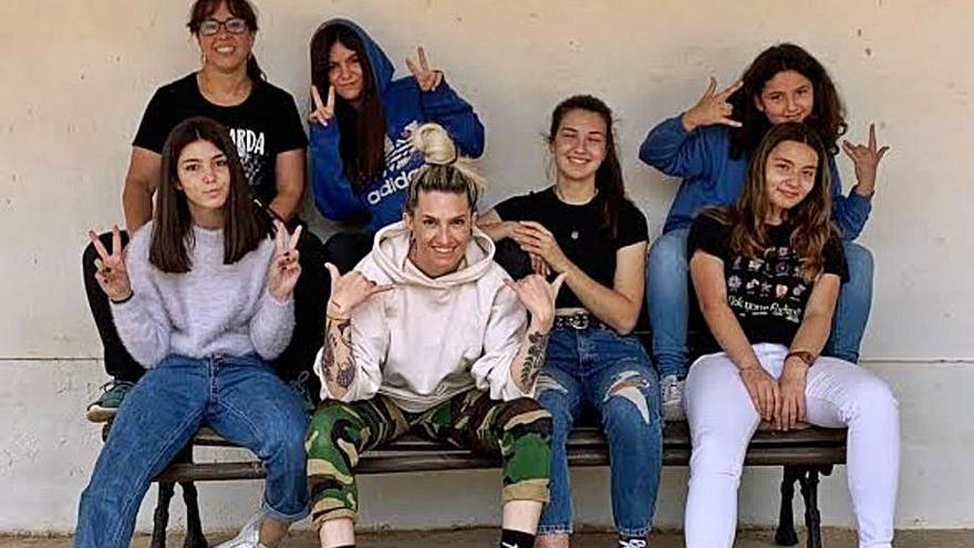 Las jóvenes de la comarca en el taller de rap feminista.