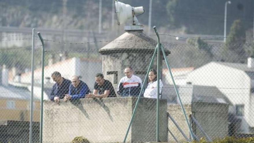 Exempleados encerrados en la fábrica de armas. / 13fotos