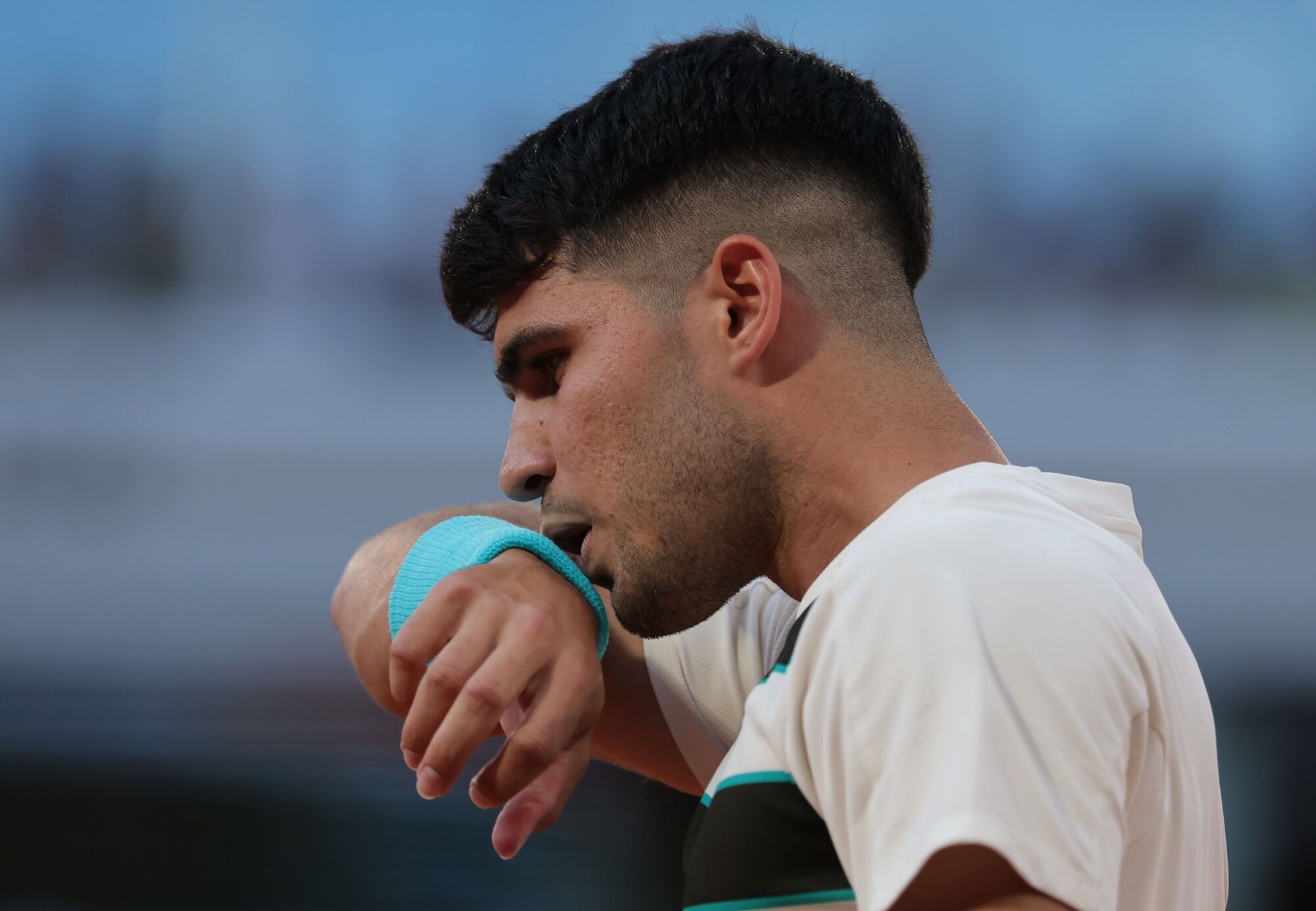 PARIS (France), 30/05/2025.- Carlos Alcaraz of Spain in action during his Men's 3rd round match against Damir Dzumhur of Bosnia and Herzegovina at the French Open Grand Slam tennis tournament at Roland Garros in Paris, France, 30 May 2025. (Tenis, Abierto, Bosnia-Herzegovina, Francia, España) EFE/EPA/TERESA SUAREZ