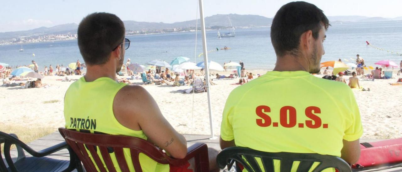 Socorristas vigilando la playa urbana de Rodeira en temporada estival, antes de la pandemia. |   // SANTOS Á.