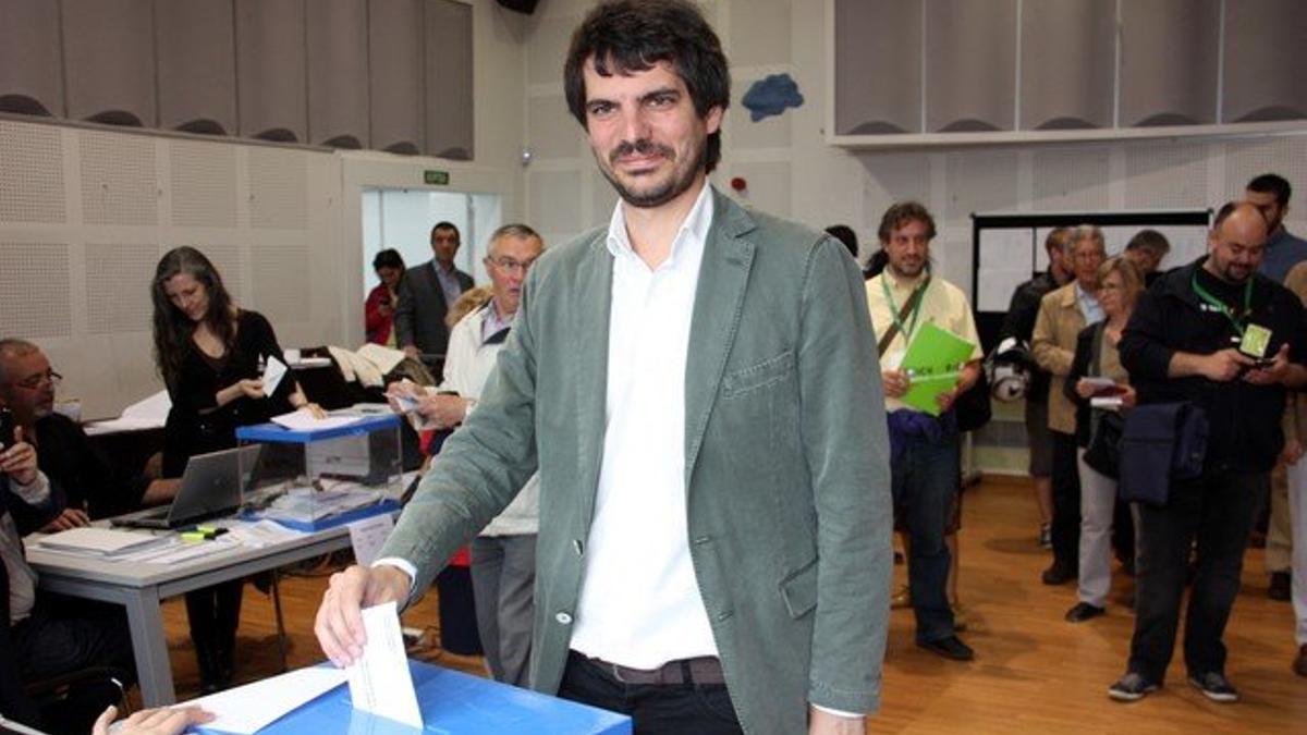 El candidato de ICV-EUiA, Ernest Urtasun, deposita su papeleta.