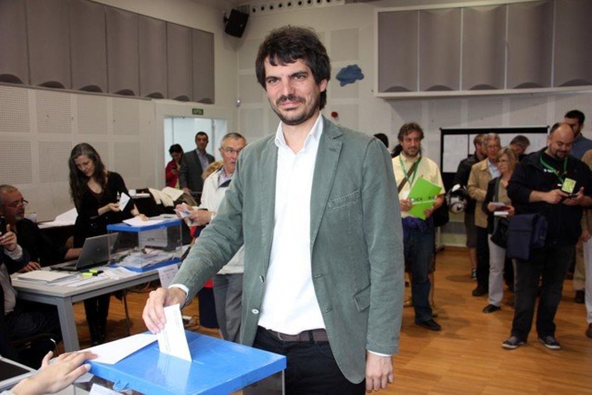 El candidat d’ICV-EUiA, Ernest Urtasun, diposita la seva papereta.