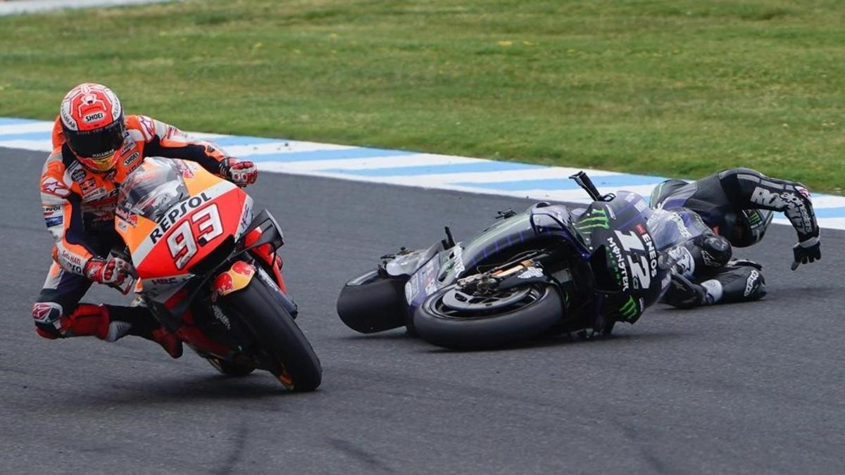 Maverick Viñales (Yamaha) se cae, en la curva 10, justo cuando pretendía superar a Marc M'rquez (Honda).