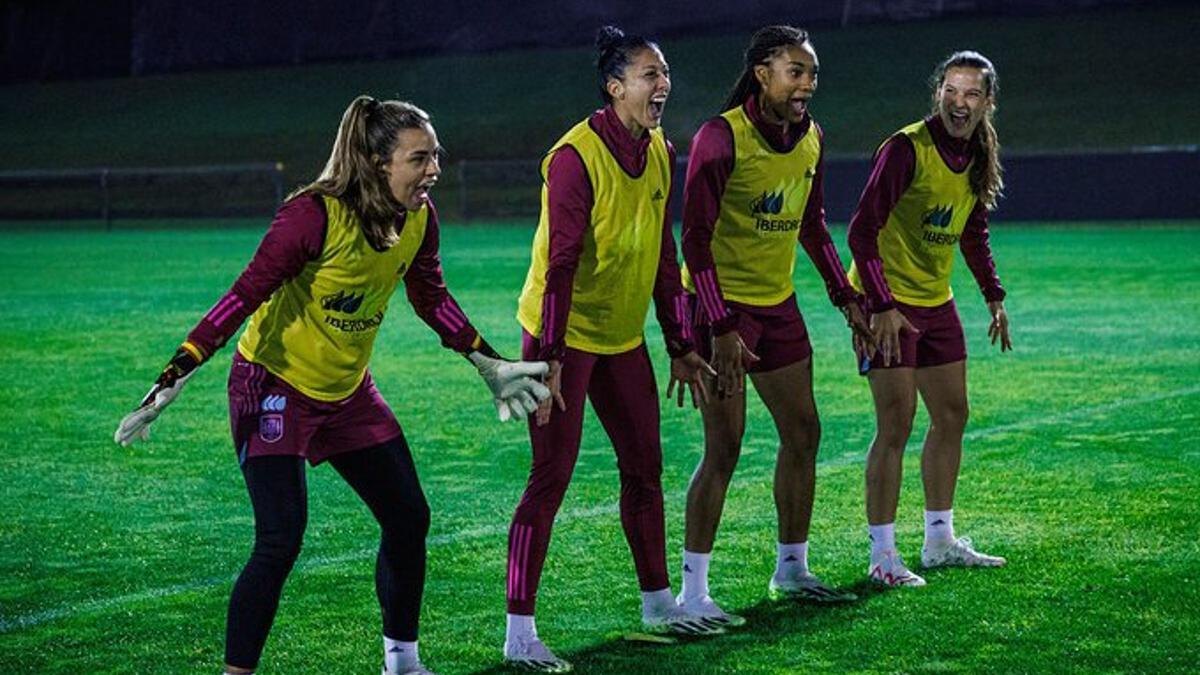 Misa Rodríguez, Jenni Hermoso, Salma Paralluelo y Laia Codina y su haka