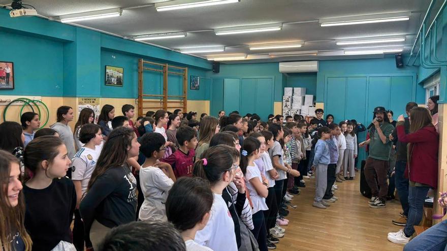 Auxili y el Cor Alborxí de Alzira unen sus voces para favorecer la inserción laboral de personas vulnerables