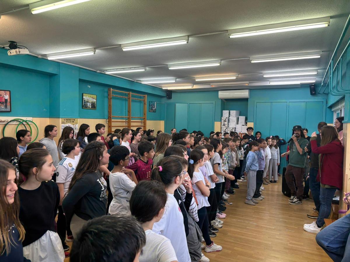 El cantante de Auxili, Esteve Tortosa (al fondo con el micrófono), ha ensayado esta mañana con el Cor Alborxí.