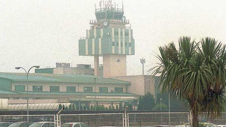 Aparcamiento de Lavacolla, con la torre de control detrás.  // FdV