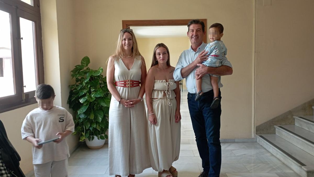 Cristina Bermúdez, con sus hijos y los concejales de Vox, Yolanda Gómez y Antonio Alcázar.