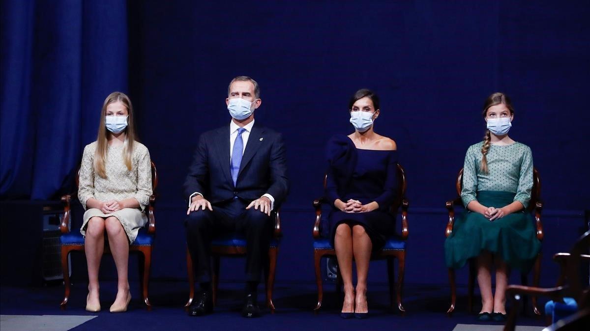 Los Reyes, entre la princesa Leonor y la infanta Sofía, este viernes.