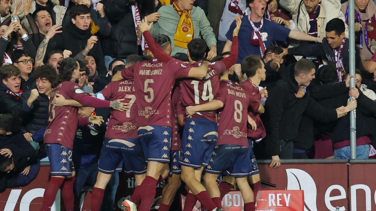 Los jugadores del Pontevedra celebran ante el Mallorca.