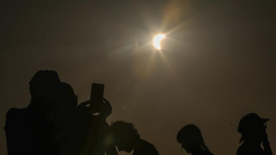 Así ha sido el eclipse de sol total en la Comunitat Valenciana