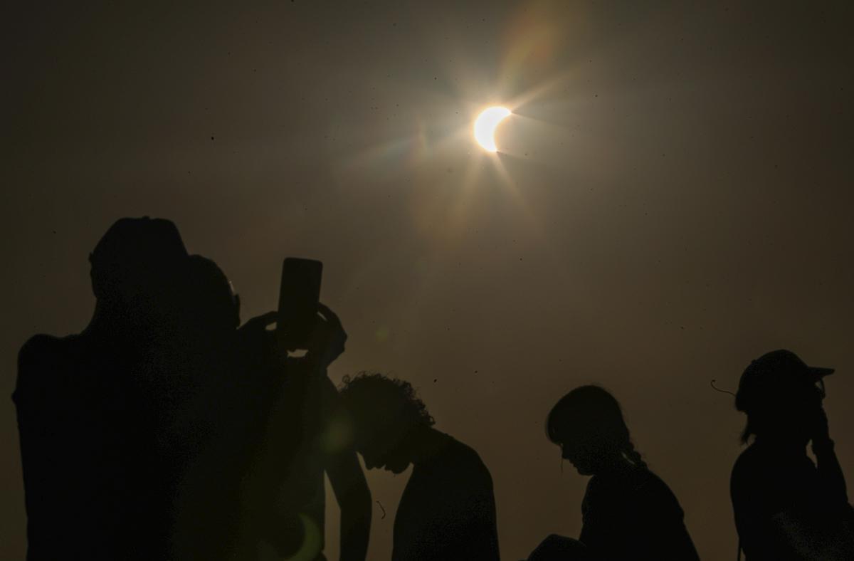 Así ha sido el eclipse de sol total en la Comunitat Valenciana