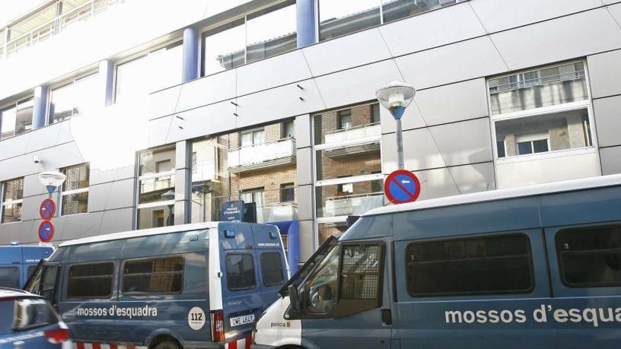 Vehicles dels Mossos a la porta de la comissaria.