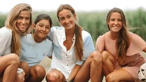 María, Lucía y Marta Pombo con Gabriela Toral