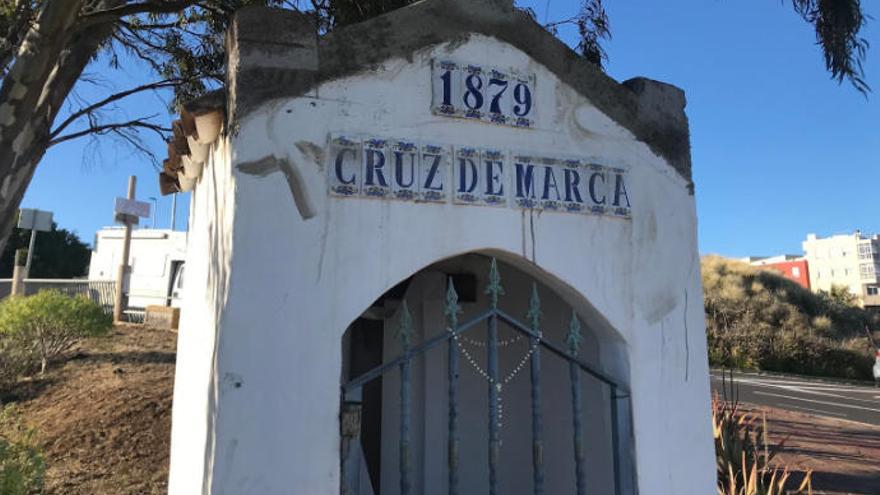 A la izquierda, el cuadro de Pedro de Guezala que muestra la capilla de la Cruz de Marca el siglo pasado. A la derecha, la fachada antes de las obras.