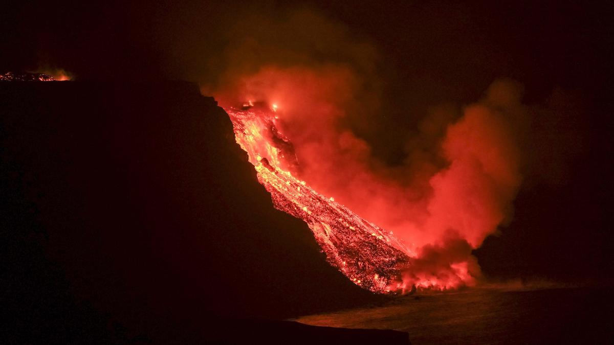 La lava continúa cayendo al mar en La Palma