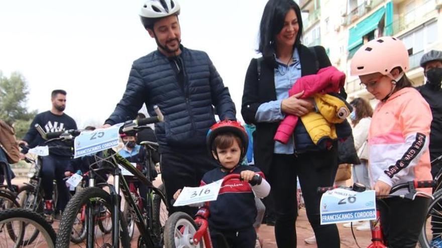Asistentes a la marcha ciclista organizada a beneficio de los refugiados.