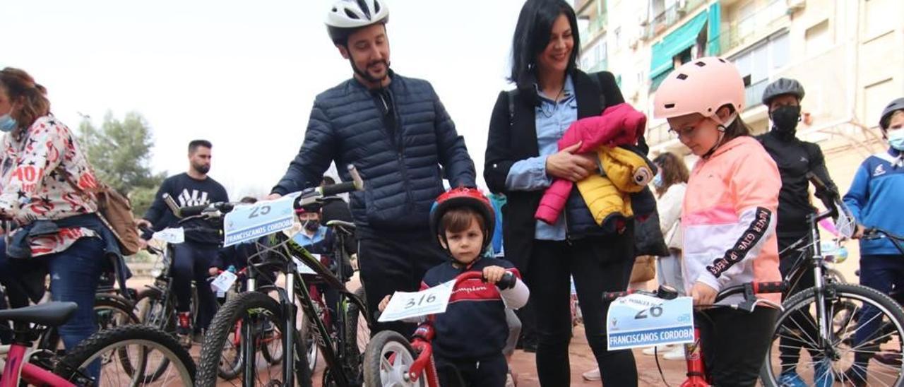 Asistentes a la marcha ciclista organizada a beneficio de los refugiados.