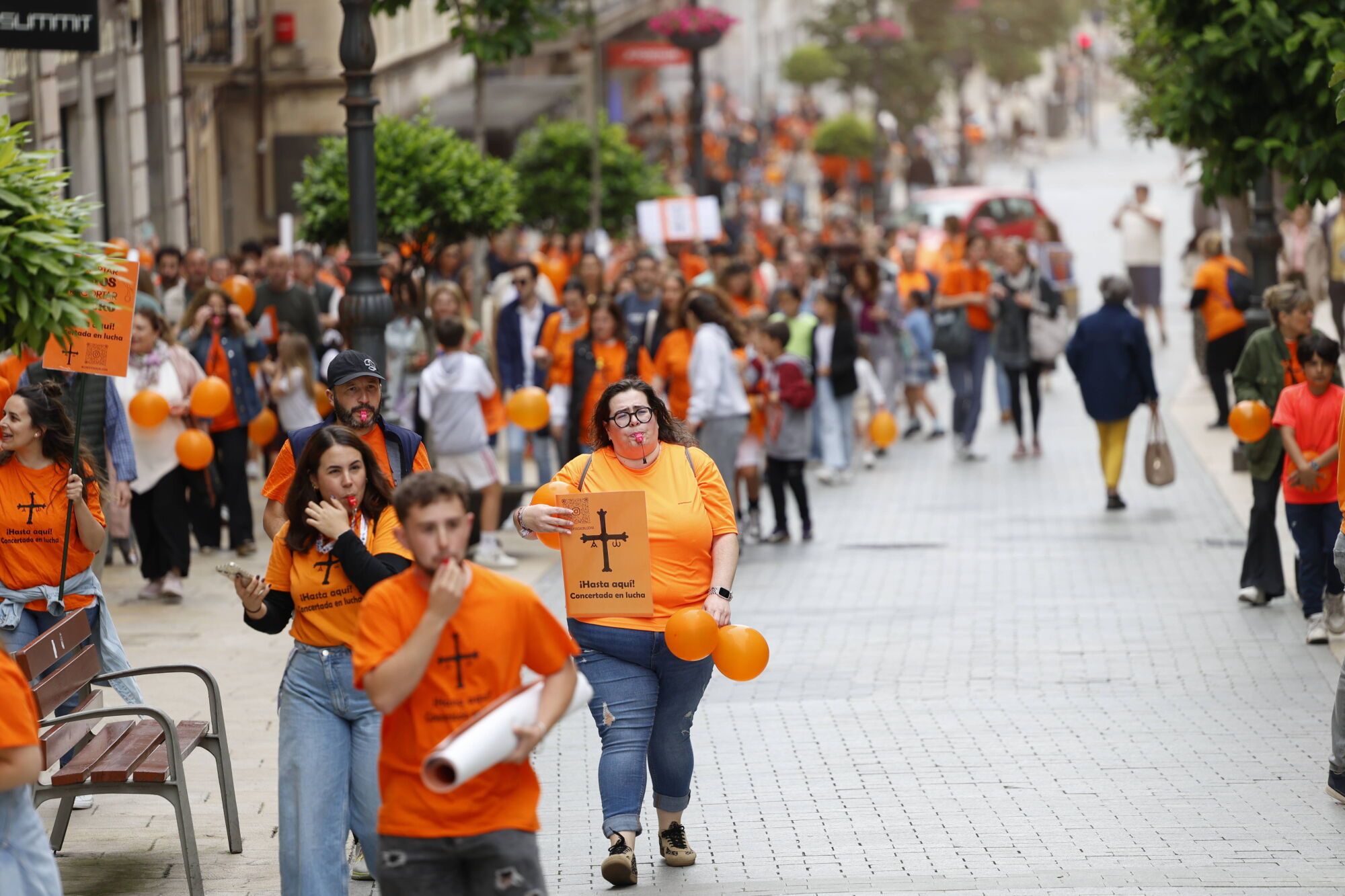 Así fue la concentración en Avilés de profesores y familias de los colegios concertados. 