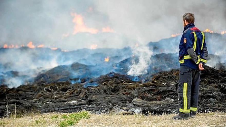 Un bomber observa el fum de l&#039;incendi de Seseña