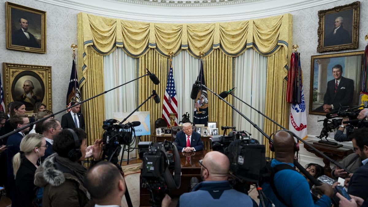 El presidente de EEUU, Donald Trump, durante una comparecencia ante los medios del 'pool' en el Despacho Oval.