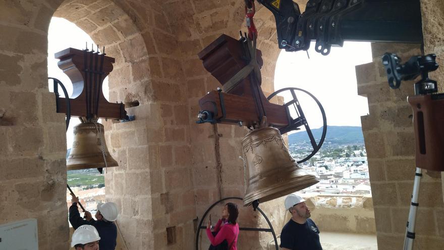 Ahora sí: las primeras campanas ya están en la torre gótica de Xàbia