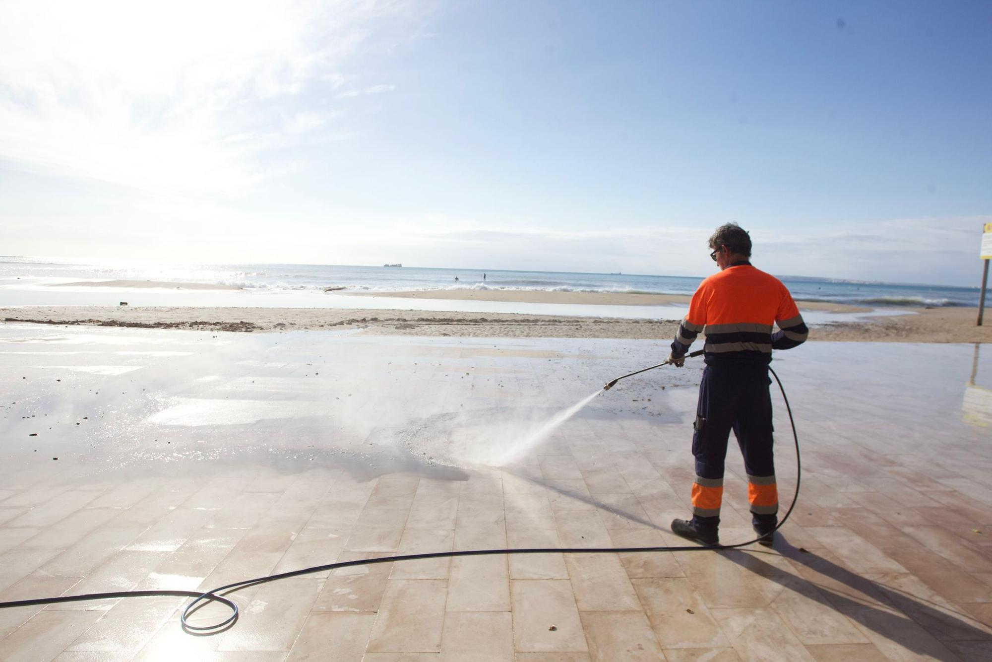 El temporal de Isaack golpea la playa del Postiguet de Alicante