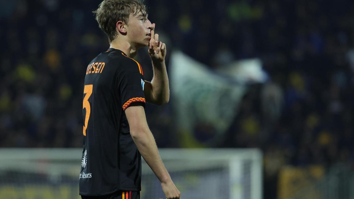 Dean Huijsen, jugador de la Roma, celebra su gol ante el Frosinone.