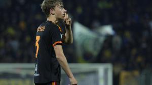 Dean Huijsen, jugador de la Roma, celebra su gol ante el Frosinone.