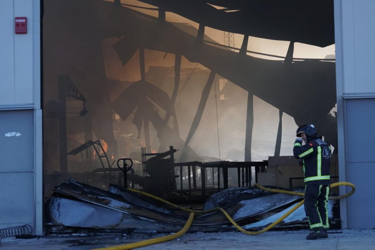 Un incendio arrasa una fábrica de muebles de baño en Villa del Río