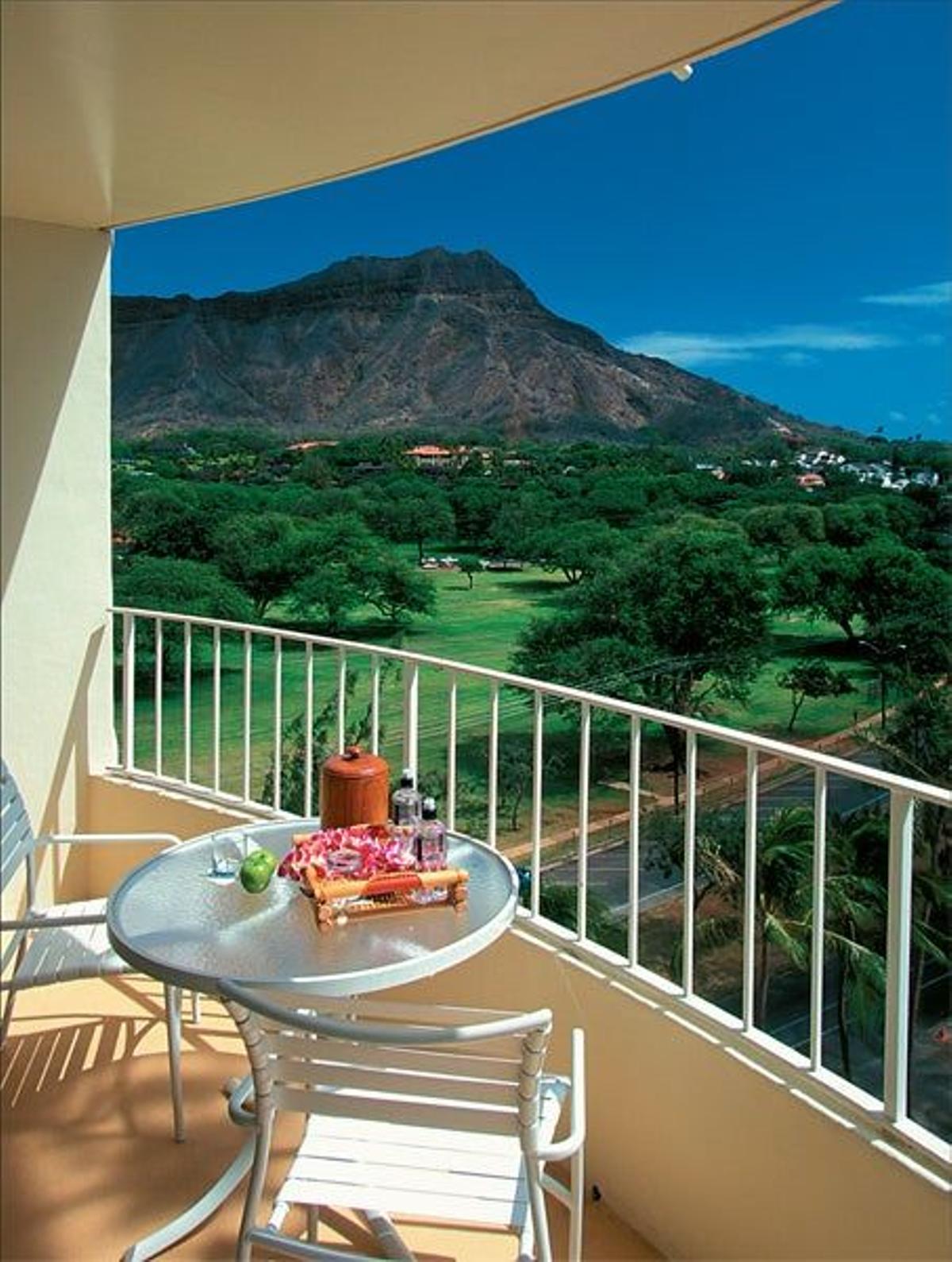Vista de la cima de Diamond Head desde la terraza del 
W Hotel de Waikiki.