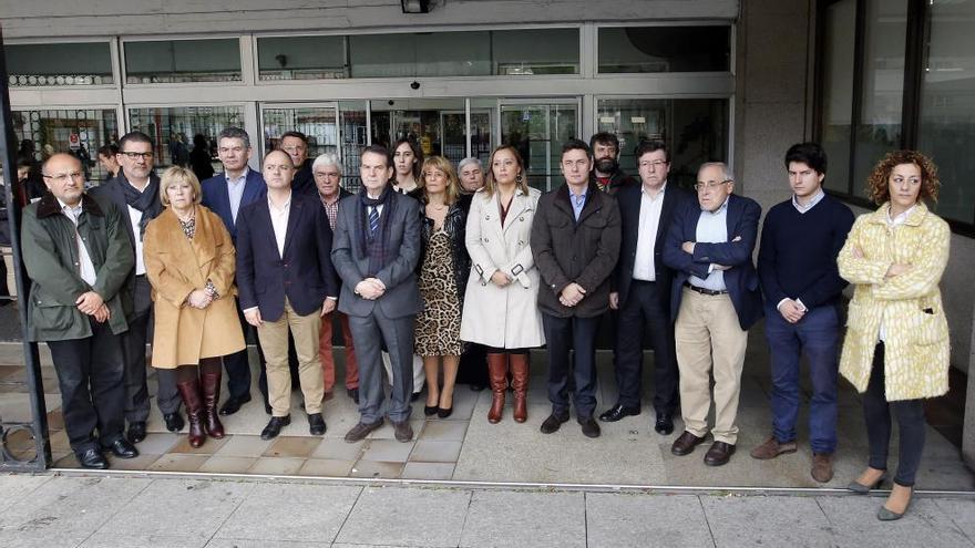 Miembros de la corporación municipal, reunidos en la entrada del consistorio. // Marta G. Brea