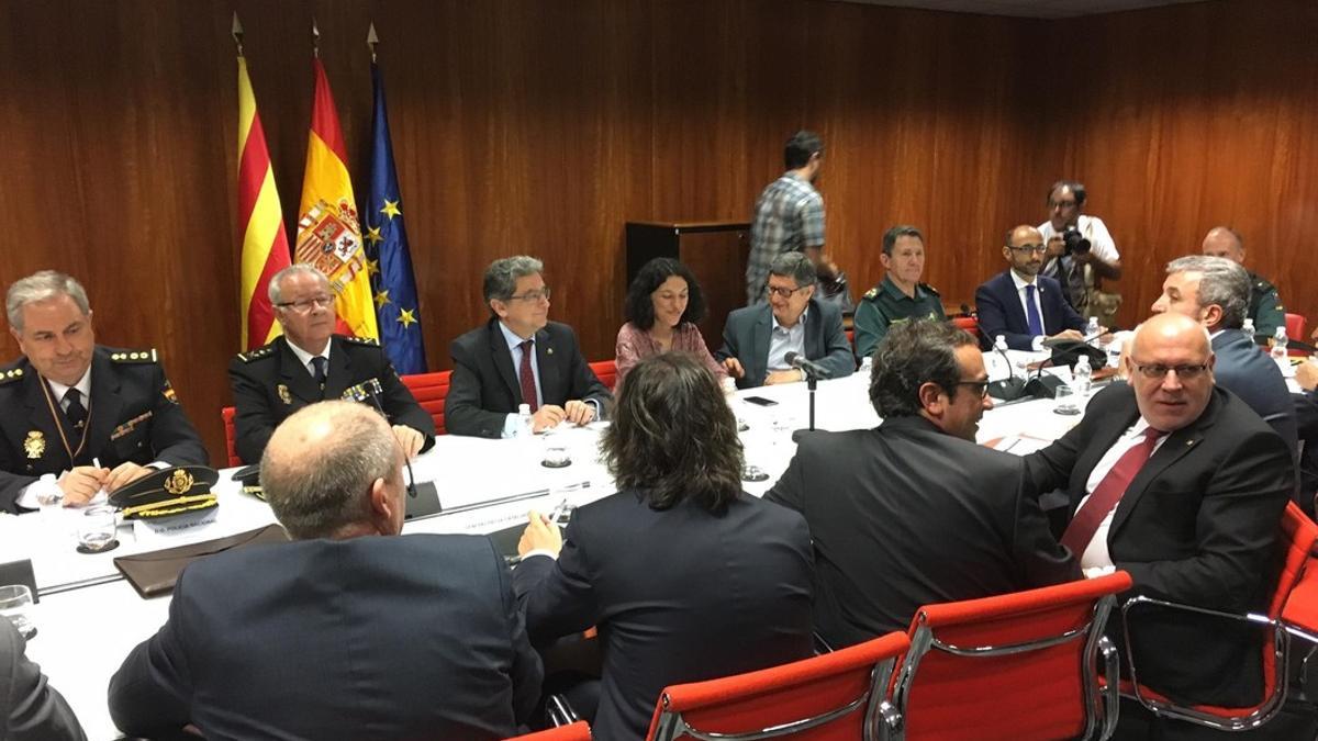 Reunión del delegado del Gobierno Enric Millo y el 'conseller' de Territori Josep Rull con representantes de AENA, la Policía Nacional, la Guardia Civil y otras autoridades.