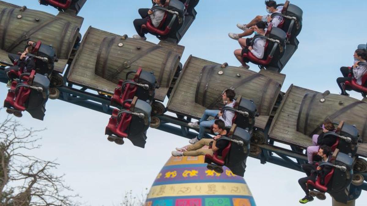Varias personas en una atracción de PortAventura.