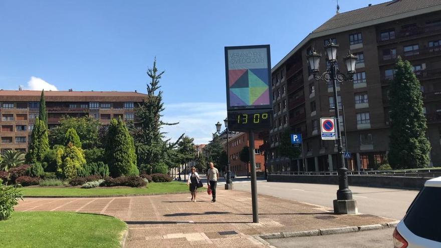 Un termómetro marca, esta tarde, los 30 grados en Oviedo.