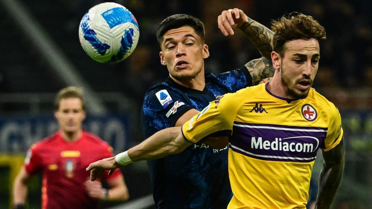 Correa y Castrovilli pugnan por el balón durante la disputa del partido Inter - Fiorentina