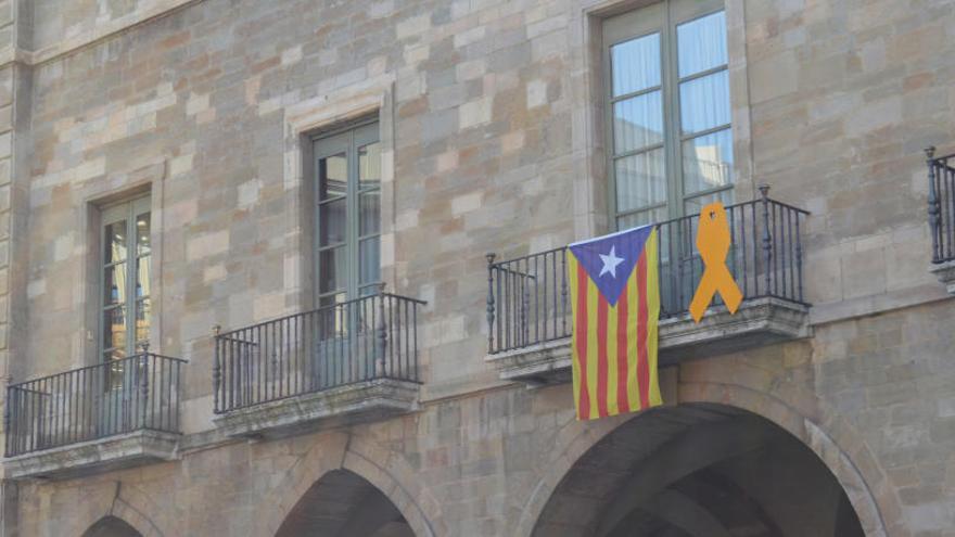 Un cop passat el període electoral L&#039;Ajuntament torna a tenir estelada i llaç groc