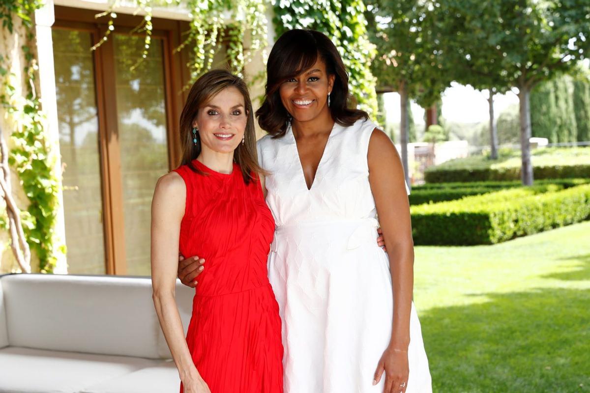Letizia Ortiz posando en el Palacio de la Zarzuela junto a Michelle Obama