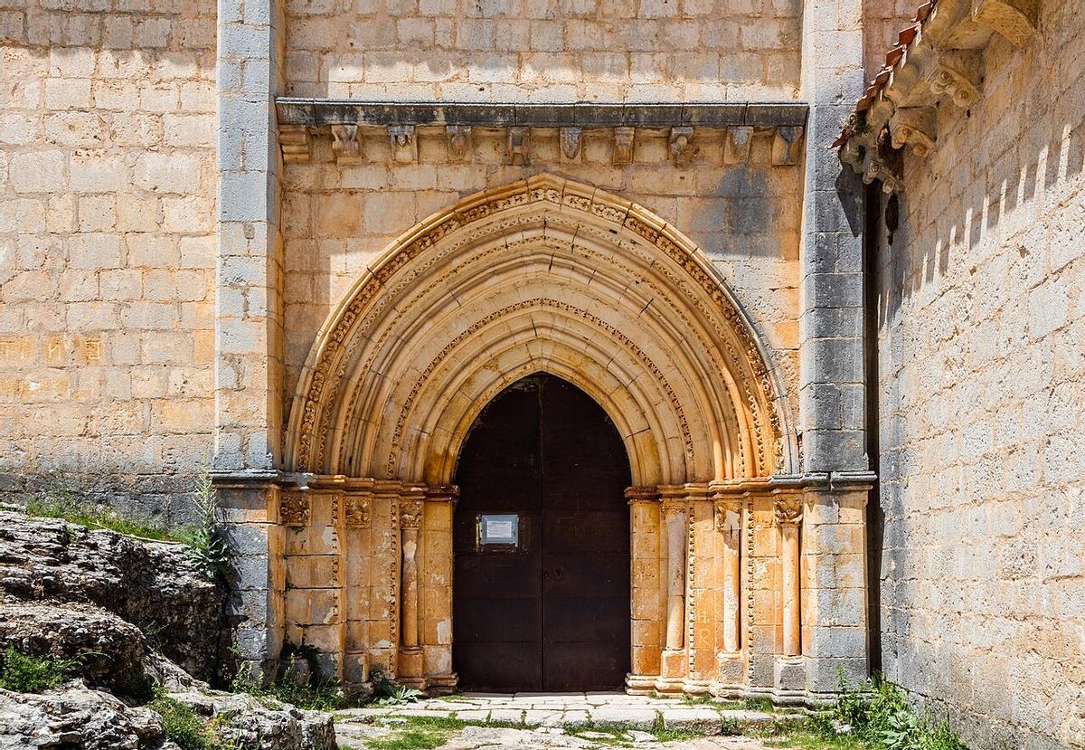 Portada apuntada, rosetó de pentagrames i relleus singulars: un petit temple medieval que atrapa la mirada a cada detall.