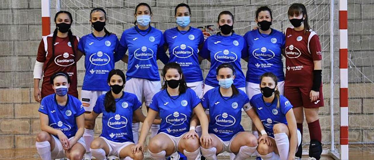 Plantilla del Rodiles Fútbol Sala Femenino. Por la izquierda, arriba, Jhennifer, Candy, Romi, Eva, Jessi, Carol y Zaira; agachadas, Seila, Isa, Clara, Alonso y Sonia. |