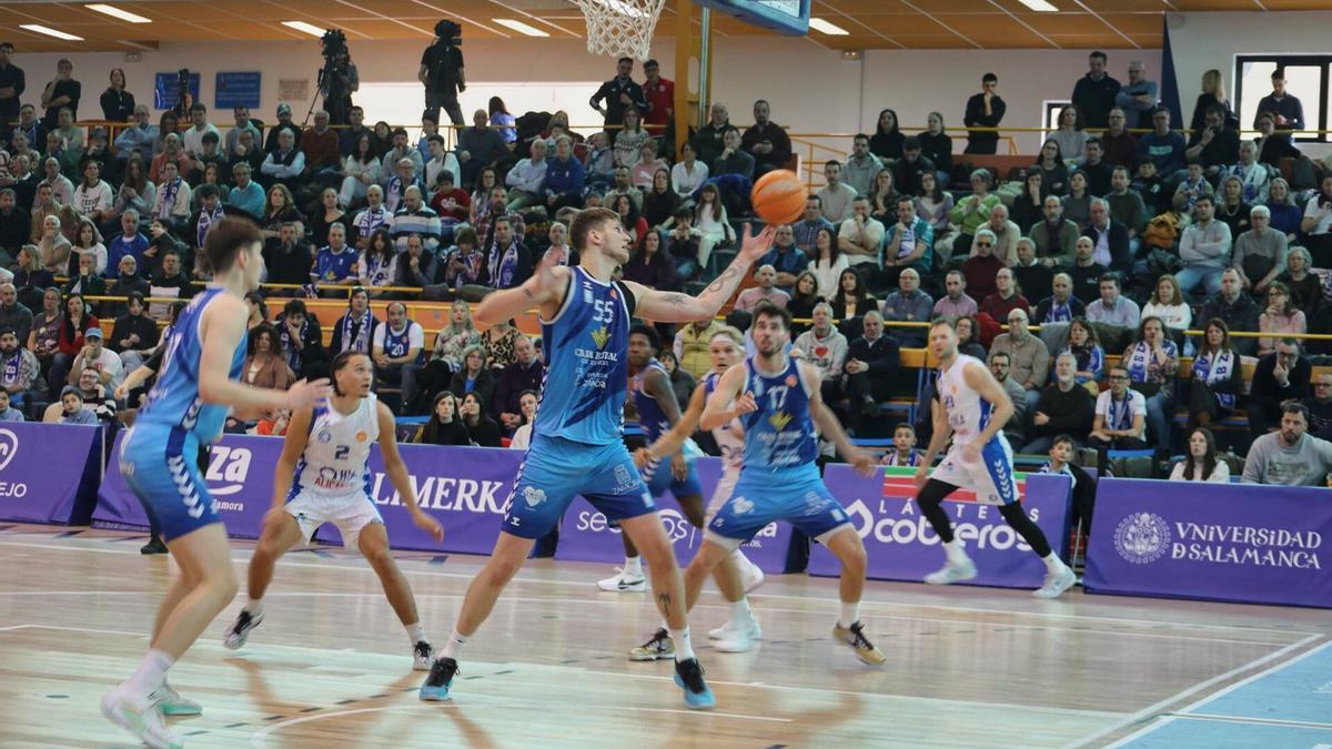 Jonas intercepta un balón en el CB Zamora - Alicante