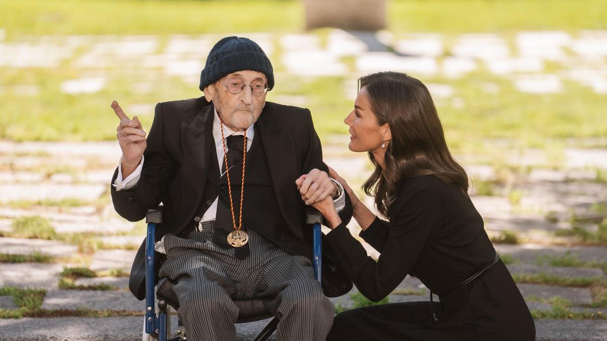 Álvaro Pombo charla con la reina Letizia, en el Paraninfo de la Universidad de Alcalá.