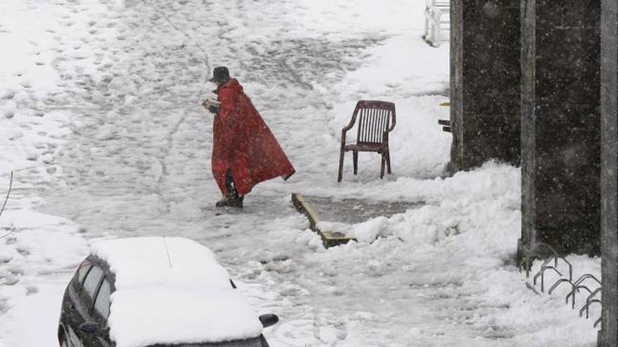 Aspecto que presenta este mediodía la Colegiata de Roncesvalles (Navarra) que permanece cubierto de nieve, tras el temporal que afecta al norte de la Comunidad Foral y que no ha ocasionado problemas en la principales carreteras de Navarra. EFE/Jesús Diges