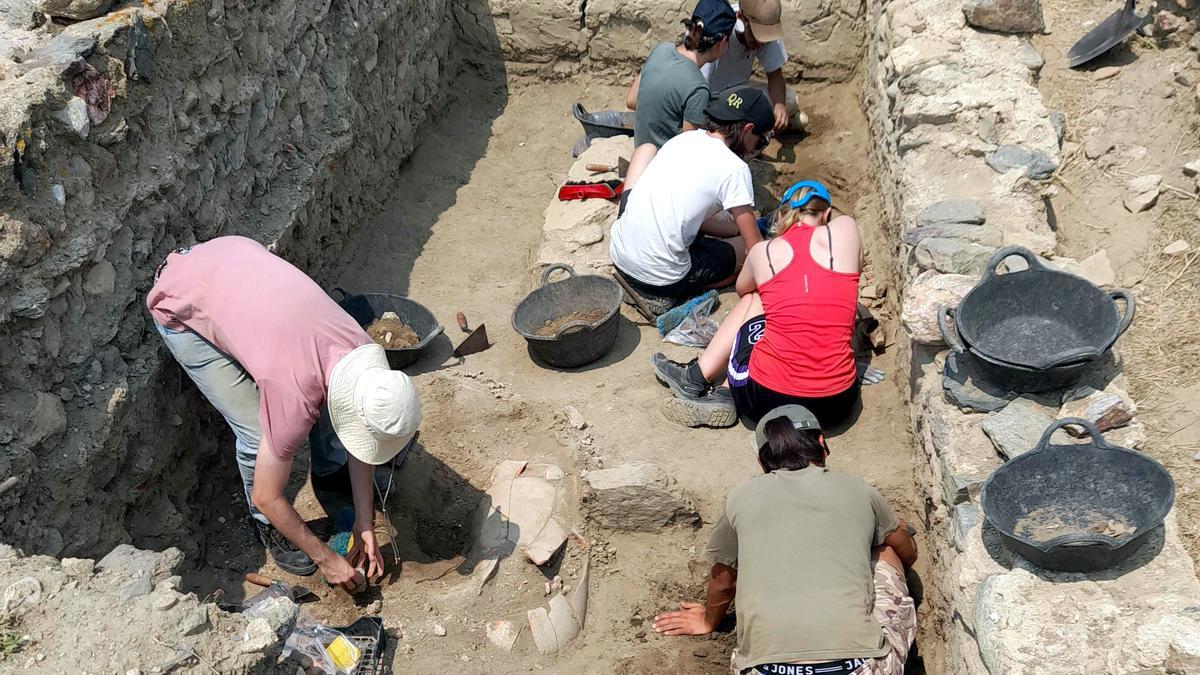 Treballs a la necròpolis paleocristiana amb tombes d’àmfora