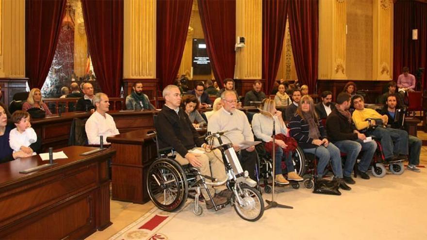 El Parlament abrió sus puertas a los discapacitados en una sesión extraordinaria.