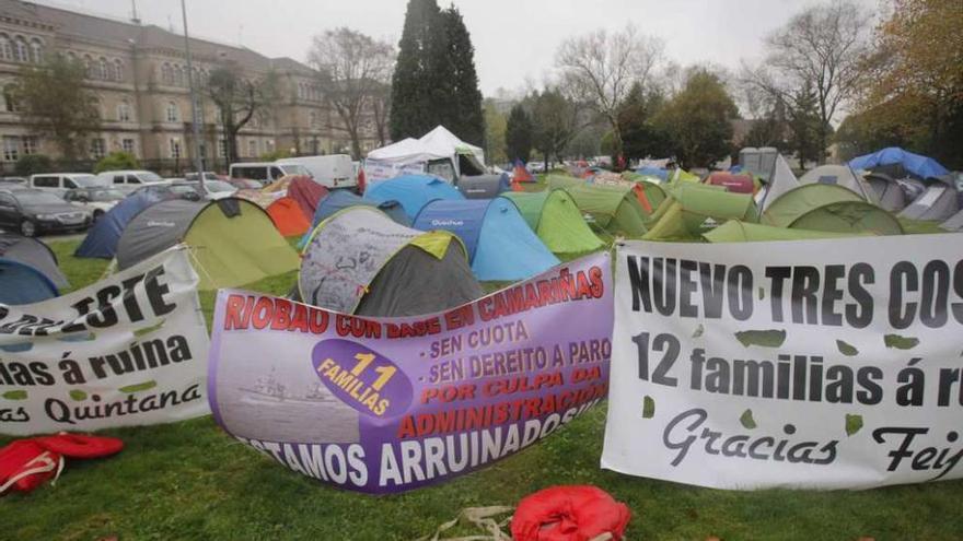 Vista de la acampada de los armadores de cerco, ante el edificio de la Xunta en Santiago.