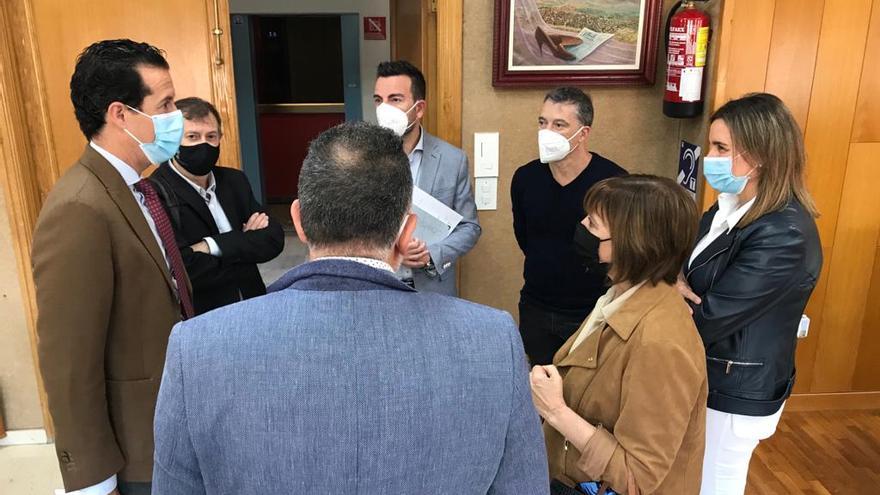 El alcalde Rubén Alfaro y el director general de FP conversando con los directores de los cuatro institutos de Elda.