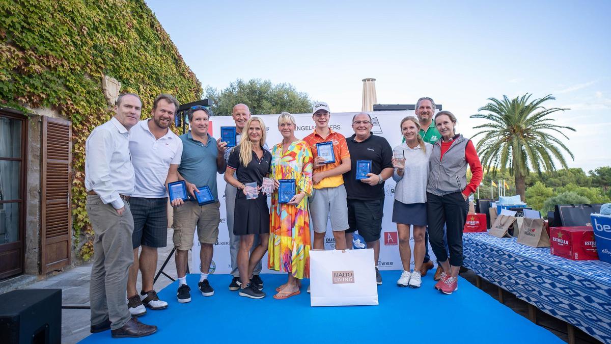 Gruppenbild: Die Gewinner des 22. Golfturniers der Mallorca Zeitung mit Chefredakteur Ciro Krauthausen und Golfdirektor Kristoff Both (hinten links)