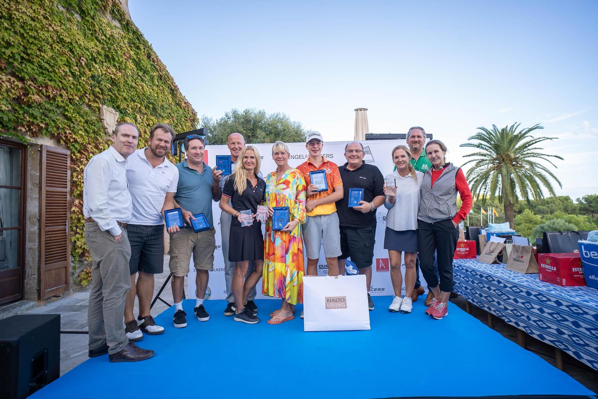 Gruppenbild: Die Gewinner des 22. Golfturniers der Mallorca Zeitung mit Chefredakteur Ciro Krauthausen und Golfdirektor Kristoff Both (hinten links)