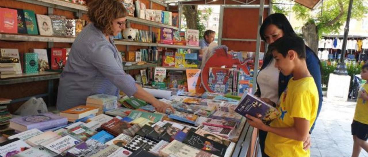 Las casetas de la Feria del 
Libro regresan este año al paseo
de La Corredera.  Enrique soler